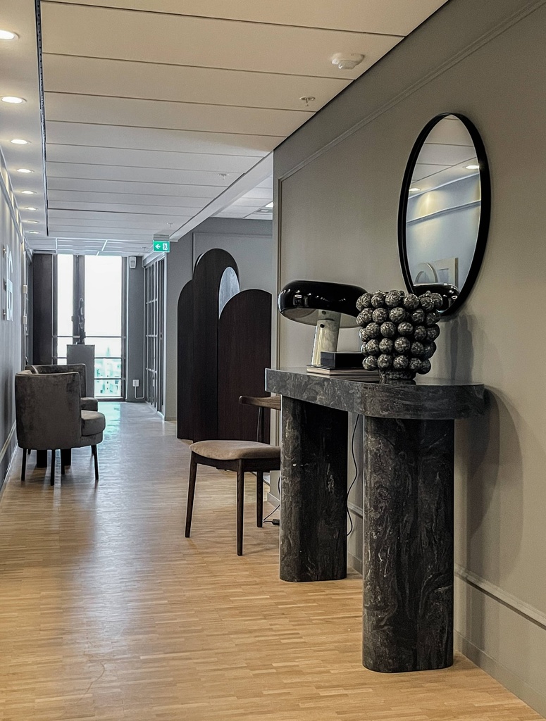 Ellma table, corian